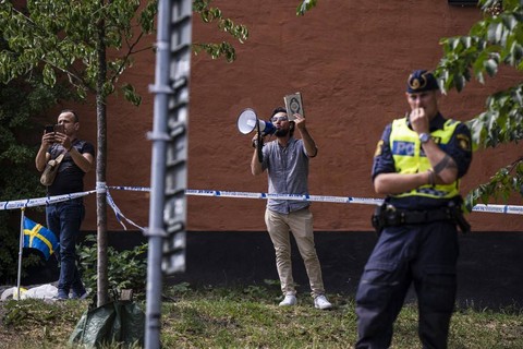 Pria swedia bakar Al-Quran. Foto: Jonathan NACKSTRAND / AFP