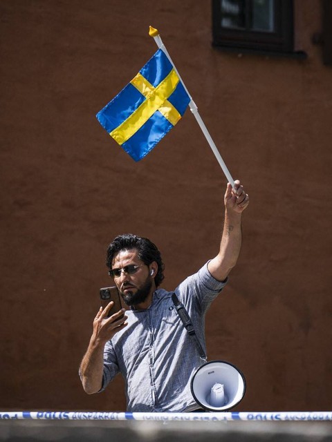 Pria swedia bakar Al-Quran. Foto: Jonathan NACKSTRAND / AFP