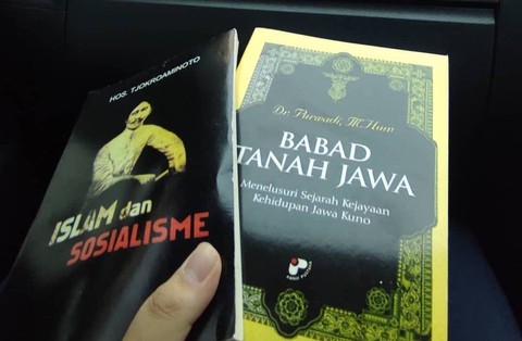 Ilustrasi buku "Islam dan Sosialisme" karya Tjokroaminoto, berdampingan dengan Babad Tanah Jawa (foto: dokumen pribadi)