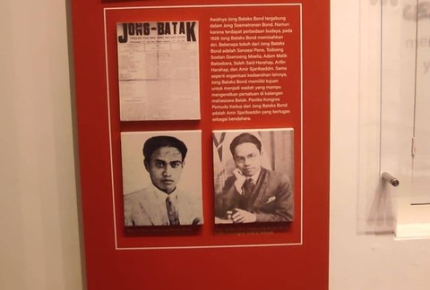 Ilustrasi mengenai Jong Batak di kawasan museum Sumapah Pemuda, Jakarta. Kiri: Sanoesi Pane. Kanan: Amir Sjarifuddin. (foto: dokumen pribadi)