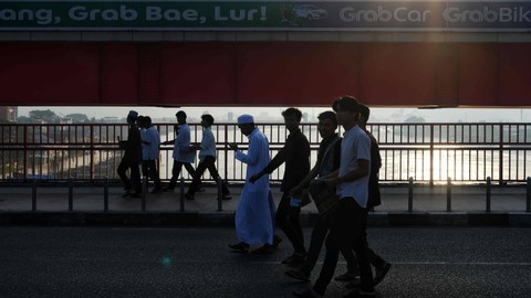 Sejumlah pemuda yang hendak melaksanakan salat idul adha melintasi jembatan Ampera Palembang, Kamis (29/6) Foto: urban id