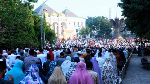 Ribuan warga Kota Palembang melaksanakan salat idul adha di kawasan Masjid Agung Jayo Wikramo SMB, Kamis (29/6) Foto: urban id