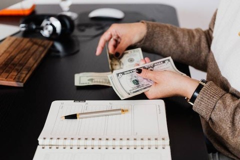 Ilustrasi contoh soal jurnal koreksi, sumber foto: Karolina Grabowska/Pexels.com