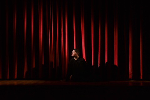 Ilustrasi Apa yang Dimaksud dengan Drama | Sumber: Unsplash/Sergi Dolcet Escrig