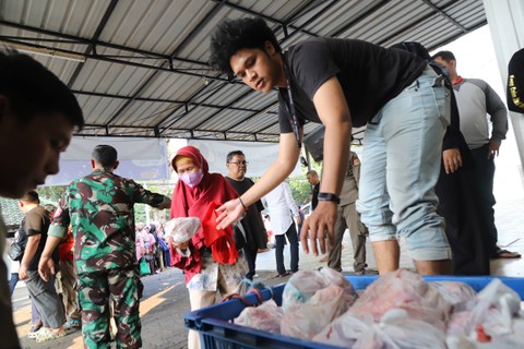 Warga mendapatkan pembagian daging kurban di Masjid Cut Meutia, Menteng, Jakarta Pusat, pada Kamis (29/6/2023). Foto: Fitra Andrianto/kumparan