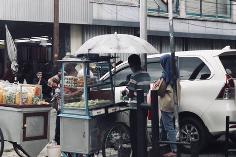 Penjual kue tradisional disekitar Pasar Baru (Foto: Muhamad Abiet Firdaus)