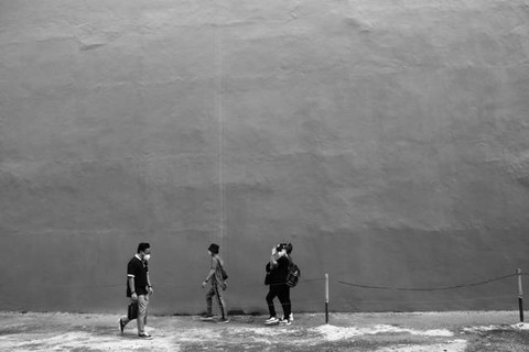 Orang berjalan disekitar Pasar Baru (Foto: Muhamad Abiet F)