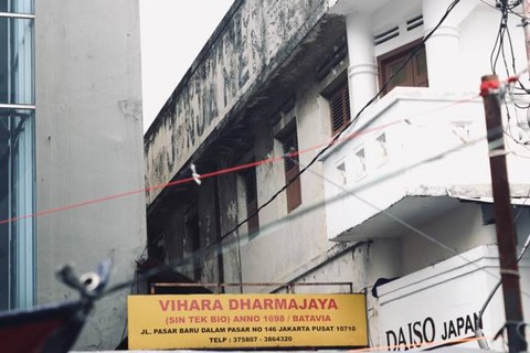Pintu masuk Vihara Dharmajaya (Foto: Muhamad Abiet F)