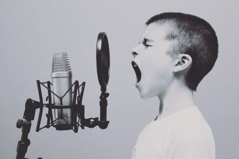 Menyanyikan Lagu Modern Secara Unisono Dilakukan dengan Menggunakan Satu Suara, Foto Unsplash Jason Rosewell
