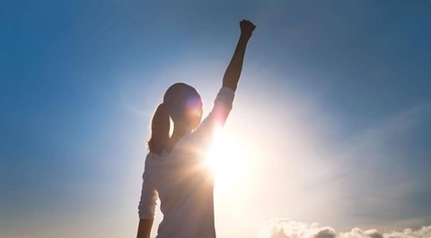 Ilustrasi strong woman fist sky people mental. Sumber: Shutterstock