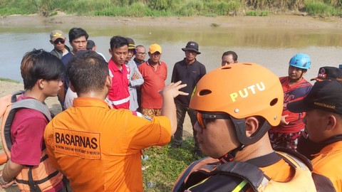 Tim SAR melakukan pencarian pemuda yang hanyut di aliran Sungai Citarum, Kabupaten Bekasi, Jawa Barat, Kamis (29/6/2023). Foto: Dok. Istimewa