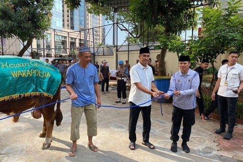 Polda Metro Jaya (PMJ) menggelar salat Idul Adha 1444 hijriah di Stadion Presisi Polda Metro Jaya, Kamis (29/6/2023). Foto: Dok. Humas Polda Metro Jaya