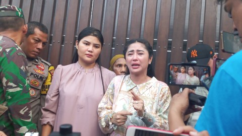 Dewi Perssik usai mediasi dengan ketua RT di wilayah rumahnya, Kamis (29/6/2023). Foto: Dok. Istimewa