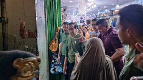 Presiden Jokowi jalan-jalan di Kawasan Malioboro, DI Yogyakarta, Kamis (29/6/2023) malam. Foto: Arfiansyah Panji Purnandaru/kumparan
