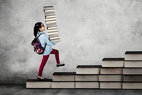 Ilustrasi anak yang membawa setumpuk buku. Foto: Shutterstock