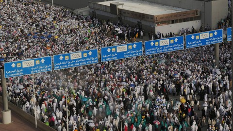 Jemaah haji berjalan usai melempar jumrah hari kedua di Jamarat, Mina, Arab Saudi, Kamis (29/6/2023). Foto: ANTARA FOTO/Wahyu Putro A