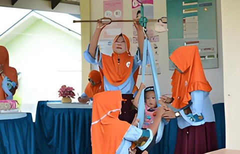 Bidan rutin melakukan pemeriksaan balita di posyandu untuk mencegah stunting. Jawa timur. 23 januari 2019. Foto: Bayu Pamungkas/Shutterstock