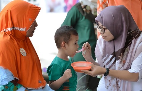 Bidan rutin melakukan pemeriksaan balita di posyandu untuk mencegah stunting. Jawa timur. 23 januari 2019. Foto: Bayu Pamungkas/Shutterstock