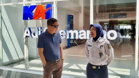 Ignasius Jonan berbincang dengan dengan Kepala Stasiun Bandara Adi Soemarmo. Foto: IG/@ignasius.jonan