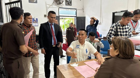 AKBP Achiruddin Hasibuan diserahkan ke Kejari Medan usai berkas perkara penganiayaan dan gudang solar ilegal dinyatakan lengkap, Selasa (27/6/2023). Foto: Dok. Polda Sumut