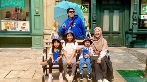 Desta liburan bareng Natasha Rizky dan anak-anak mereka. Foto: Instagram/@desta80s