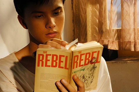 Nicholas Saputra ketika memerankan Soe Hok Gie dalam film Gie ketika sedang membaca buku Albert Camus, The Rebel. Foto: Cuplikan Film Gie