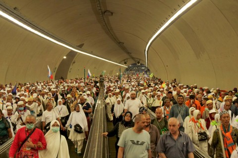 Jemaah haji berjalan melintasi terowongan Muaisim untuk melempar jumrah hari ketiga menuju Jamarat di Mina, Arab Saudi, Jumat (30/6/2023). Foto: Wahyu Putro A/ANTARA FOTO