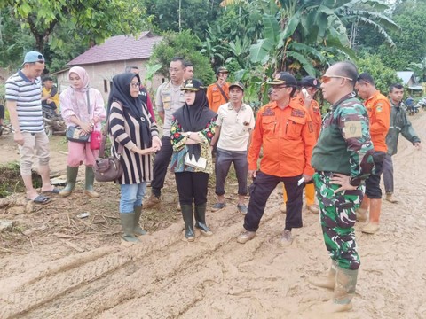 Petugas BPBD Tanggamus dan pihak terkait saat berada di lokasi terdampak banjir. | Foto : Dok. Ist