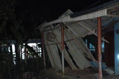 Kondisi atap Taman Budaya Gunungkidul, Daerah Istimewa Yogyakarta, usai diguncang gempa, Jumat (30/6/2023). Foto: Twitter/@TRCBPBDDIY