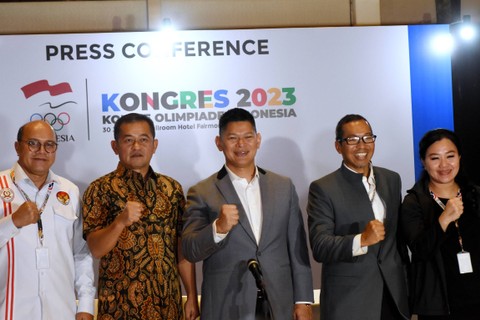 Ketua Umum Komite Olimpiade Indonesia (KOI/NOC Indonesia) terpilih Raja Sapta Oktohari (tengah) berfoto bersama usai memberikan keterangan pers terkait hasil Kongres Komite Olimpiade Indonesia 2023 di Jakarta, Jumat (30/6/2023). Foto: Indrianto Eko Suwarso/ANTARA FOTO