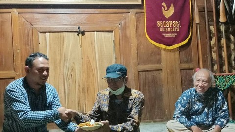 Wasekjen Senapati Nusantara, Nurjianto, memberikan potongan nasi tumpeng pada tetua keris Yogyakarta, Amy Adam Prsitojati pada Rabu (24/1/2021) lalu di Sanggar Keris Mataram, Bantul, DIY. Foto: ESP