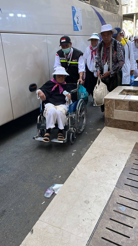 Petugas gendong jemaah haji yang busnya terjebak macet di kawasan Mahbas Jin Makkah. Foto: Dok. MCH 2023