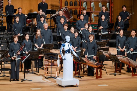 Robot android, EveR 6, di podium konduktor untuk memimpin pertunjukan orkestra nasional Korea Selatan di Seoul, Korea Selatan, 30 Juni 2023. Foto: National Theater of Korea/Handout via REUTERS