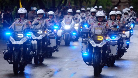 Sejumlah anggota Polantas Polda Bali mengikuti parade defile saat memperingati Hari Bhayangkara ke-77 di Denpasar, Bali, Sabtu (1/7/2023). Foto: ANTARA FOTO/Nyoman Hendra Wibowo
