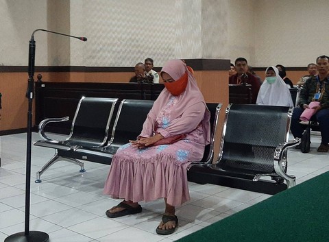 Masriah, warga desa Jogosatru, Kecamatan Sukodono, Sidoarjo, yang membuang kotoran ke rumah tetangganya dinyatakan bebas murni pada Jumat (30/6/2023). Foto: dok. Humas Kanwil Kemenkumham Jatim