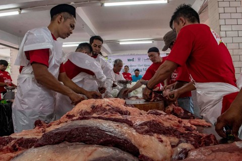 Sejumlah petugas memotong daging hewan kurban untuk didistribusikan di halaman Masjid Istiqlal, Jakarta, Sabtu (1/7/2023). Foto: Muhammad Adimaja/ANTARA FOTO