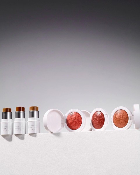 Buttonscarves Beauty Everyday Bronzing Stick & Everyday Divined Blush. Foto: Instagram/@buttonscarvesbeauty