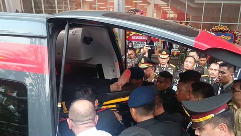 Ketua Bawaslu RI Rahmat Bagja pingsan dalam acara HUT ke-77 Bhayangkara di GBK Senayan, Jakarta, Sabtu (1/7/2023). Foto: Thomas Bosco/kumparan
