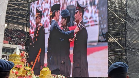 Presiden Jokowi menganugerahkan Bintang Bhayangkara Nararya kepada 4 anggota Polri di perayaan HUT ke-77 Bhayangkara di GBK Senayan, Jakarta, Sabtu (1/7/2023). Foto: Jonathan Devin/kumparan