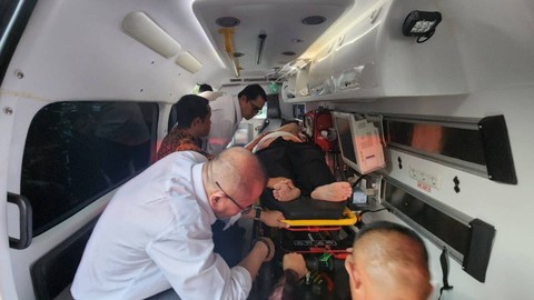 Ketua Bawaslu RI Rahmat Bagja pingsan dalam acara HUT ke-77 Bhayangkara di GBK Senayan, Jakarta, Sabtu (1/7/2023). Foto: Dok. Istimewa