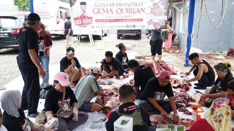 Sahabat Ganjar bagi-bagi daging kurban di Depok dan Jaksel Foto: Dok. Istimewa