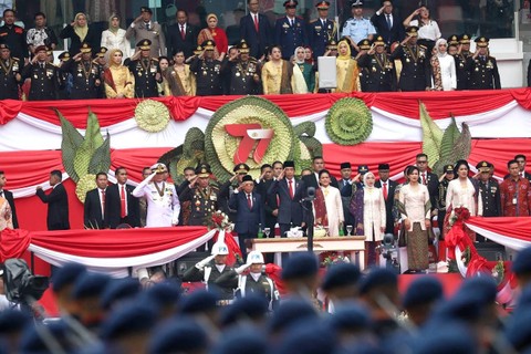 Presiden Joko Widodo menginspeksi peserta upacara HUT ke-77 Bhayangkara Polri di GBK, Sabtu (1/7/2023). Foto: Jamal Ramadhan/kumparan