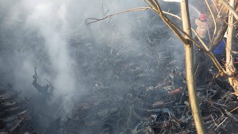 Seratusan motor di posko Satlantas Grogol, Polres Sukoharjo, terbakar pada Sabtu (1/7/2023). Foto: Dok. Istimewa