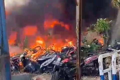 Saat api melumat seratusan motor. Foto: Dok. Istimewa