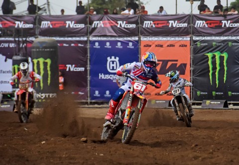 Pebalap tim Red Bull GasGas Jorge Prado (tengah) memacu motornya saat sesi kualifikasi pada seri ke-11 kejuaraan dunia motocross MXGP Lombok 2023 di sirkuit MXGP Selaparang, Mataram, NTB, Sabtu (1/7/2023). Foto: Ahmad Subaidi/ANTARA FOTO