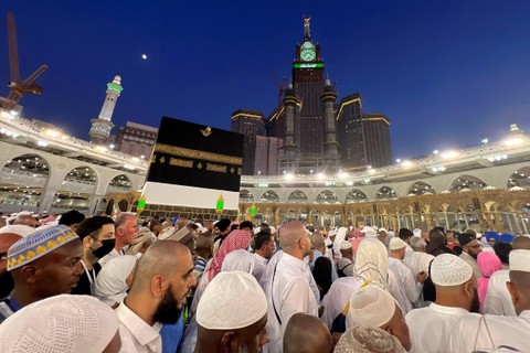 Jemaah haji melakukan tawaf ifadah mengelilingi ka'bah di Masjidil Haram, Makkah, Arab Saudi, Sabtu (1/7/2023). Foto: Mohamed Abd El Ghany/REUTERS