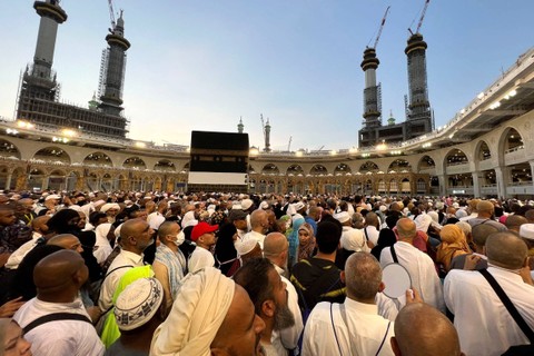 Jemaah haji melakukan tawaf ifadah mengelilingi ka'bah di Masjidil Haram, Makkah, Arab Saudi, Sabtu (1/7/2023). Foto: Mohamed Abd El Ghany/REUTERS