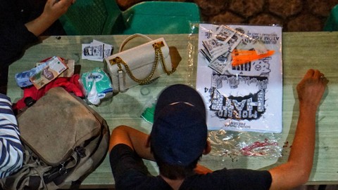 Panitia yang menjual tiket di event musik Sound Rusak Palembang yang dilaksanakan secara reguler di rumah fermentasi, Sabtu (1/7) Foto: ary priyanto/urban id