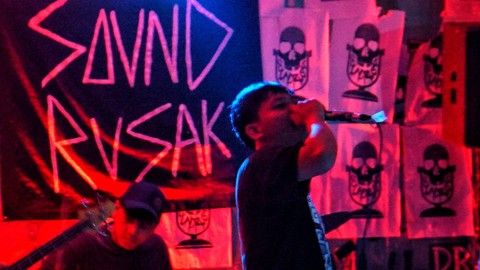 Aksi sang vokalis War Crime yang tampil menghibur di event musik Sound Rusak, Sabtu (1/7) Foto: ary priyanto/urban id