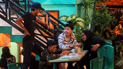 Sejumlah panitia yang berjaga di meja tiket event musik Sound Rusak Palembang, Sabtu (1/7) Foto: ary priyanto/urban id